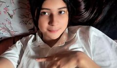 VECINA CASADA ME PIDE QUE LA GRABE MIENTRAS SE QUITA LA ROPA